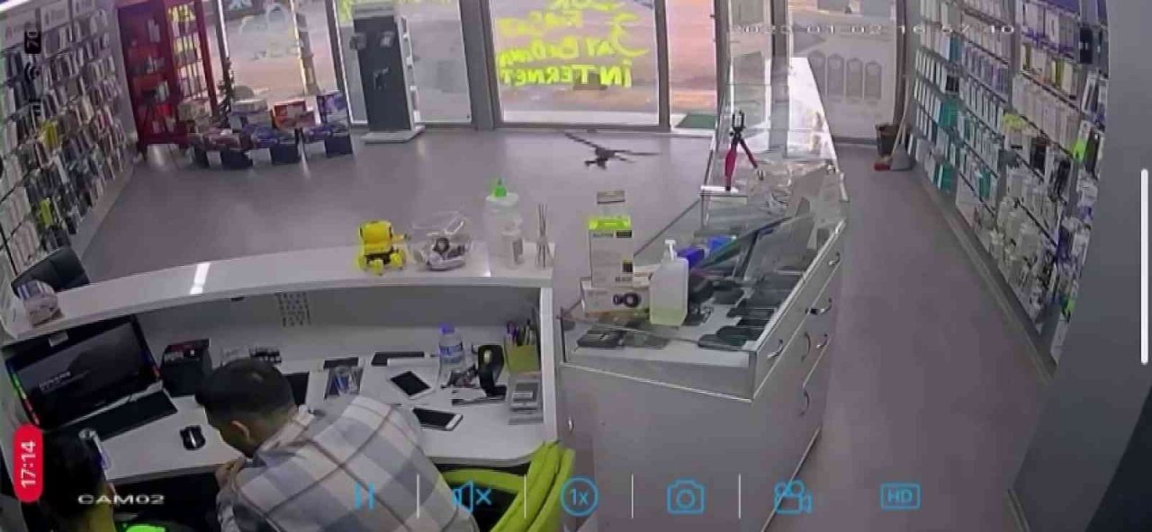 Beykoz’da atmaca yakaladığı serçe ile telefon mağazasına, ortalığı birbirine kattı