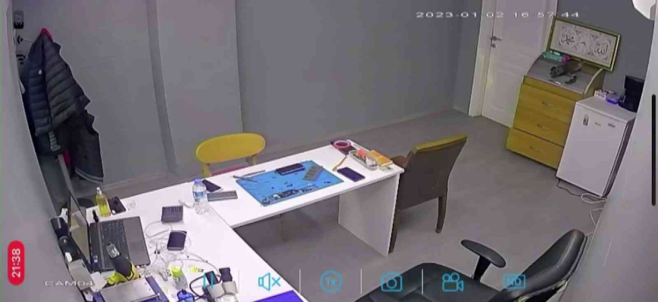 Beykoz’da atmaca yakaladığı serçe ile telefon mağazasına, ortalığı birbirine kattı