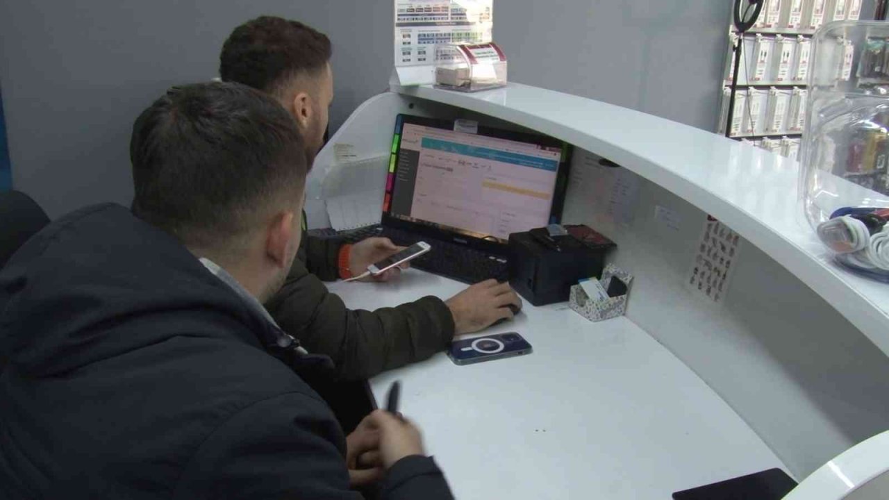 Beykoz’da atmaca yakaladığı serçe ile telefon mağazasına, ortalığı birbirine kattı