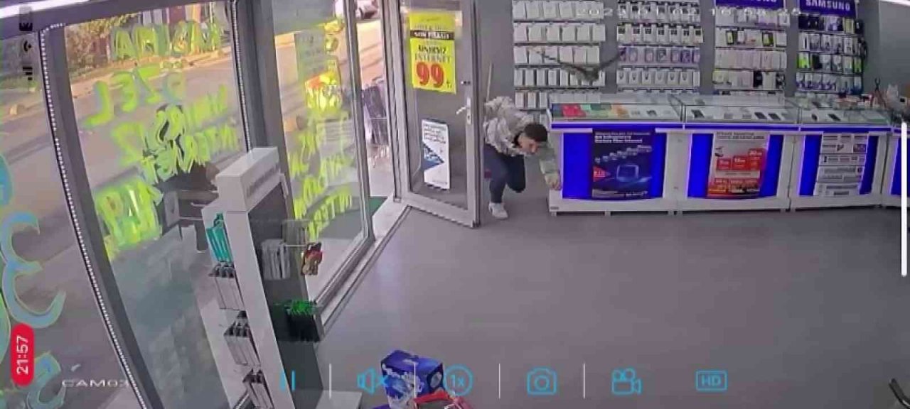 Beykoz’da atmaca yakaladığı serçe ile telefon mağazasına, ortalığı birbirine kattı