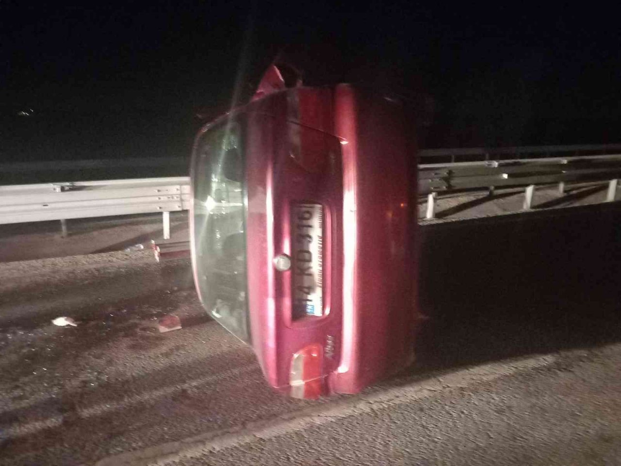 Kontrolden çıkan otomobil bariyerlere çarparak yan yattı