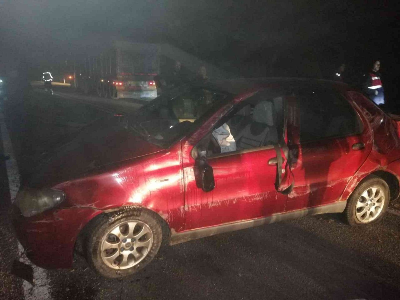 Kontrolden çıkan otomobil bariyerlere çarparak yan yattı