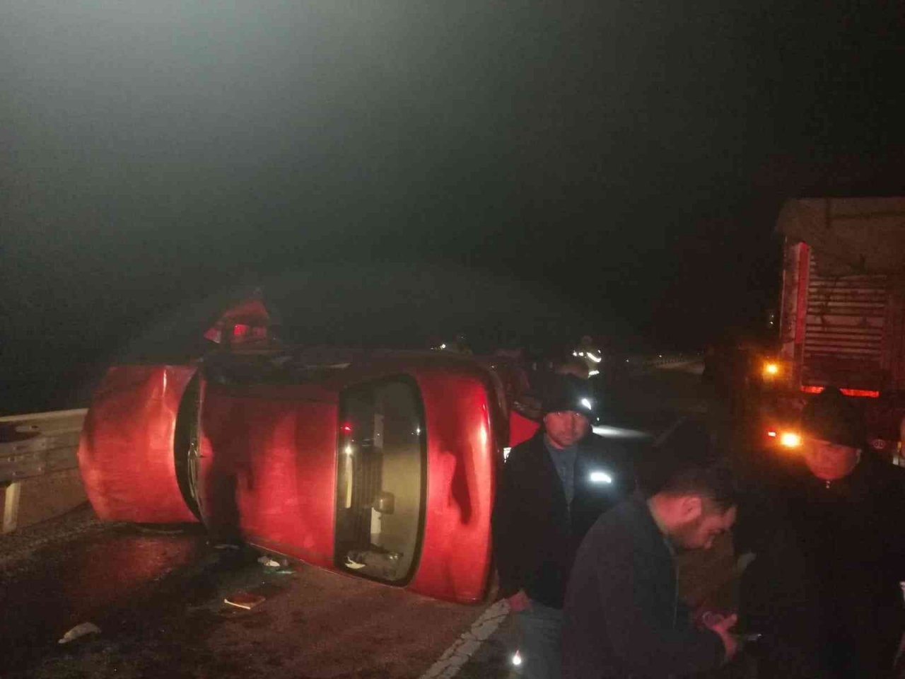 Kontrolden çıkan otomobil bariyerlere çarparak yan yattı