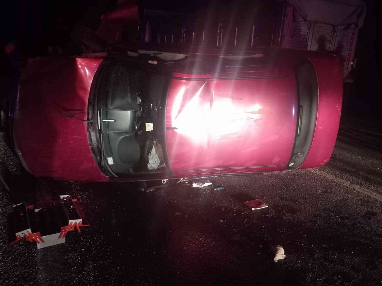 Kontrolden çıkan otomobil bariyerlere çarparak yan yattı