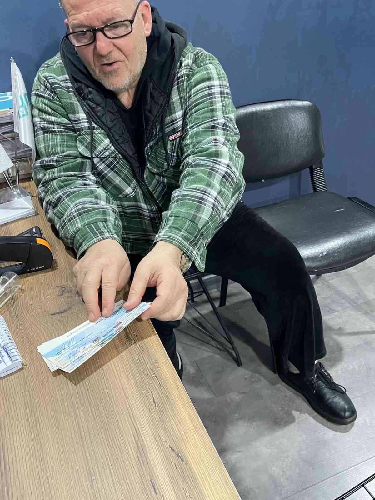 Yolda bulduğu 750 bin liralık çeki sahibine teslim etti