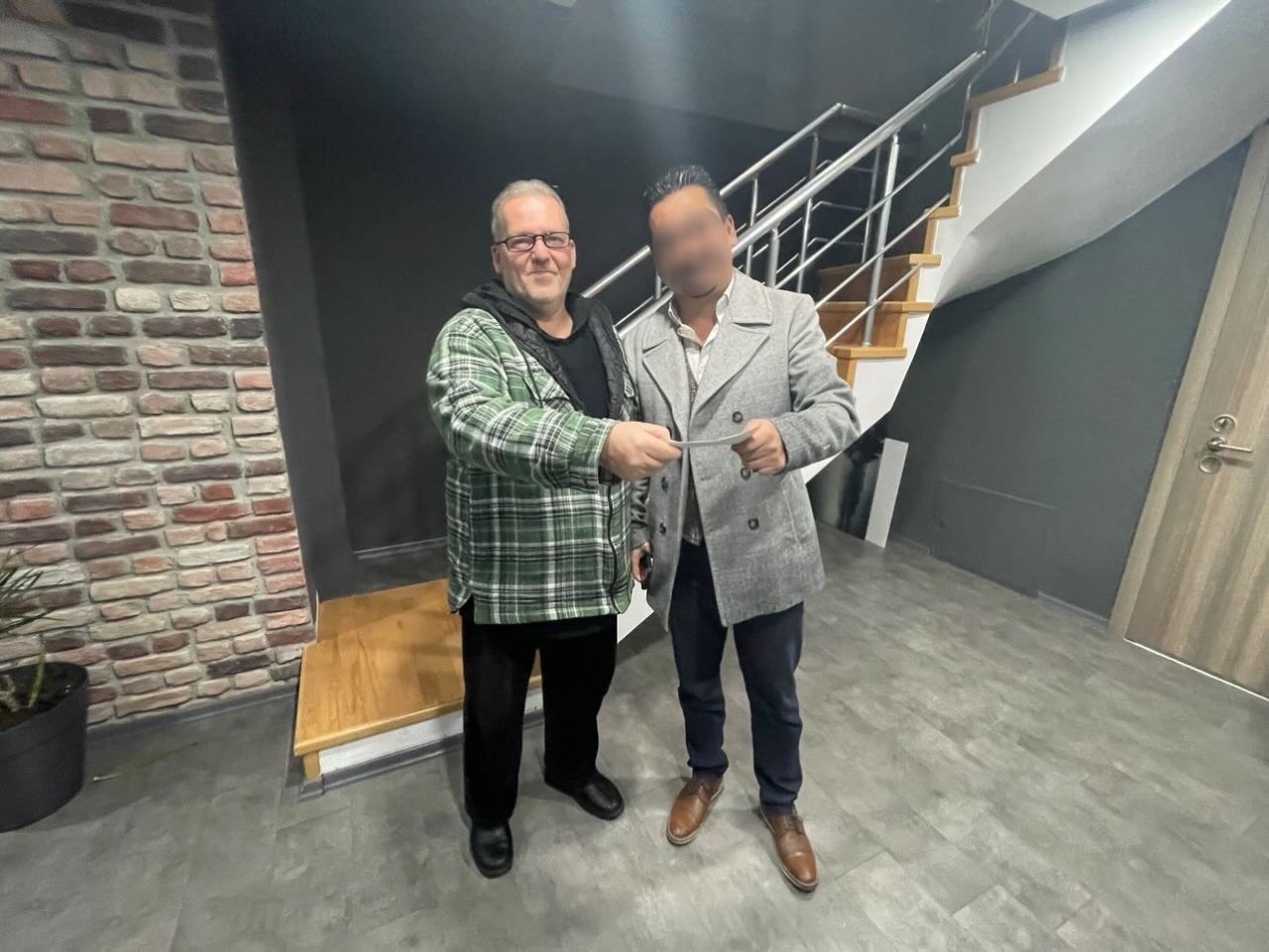 Yolda bulduğu 750 bin liralık çeki sahibine teslim etti