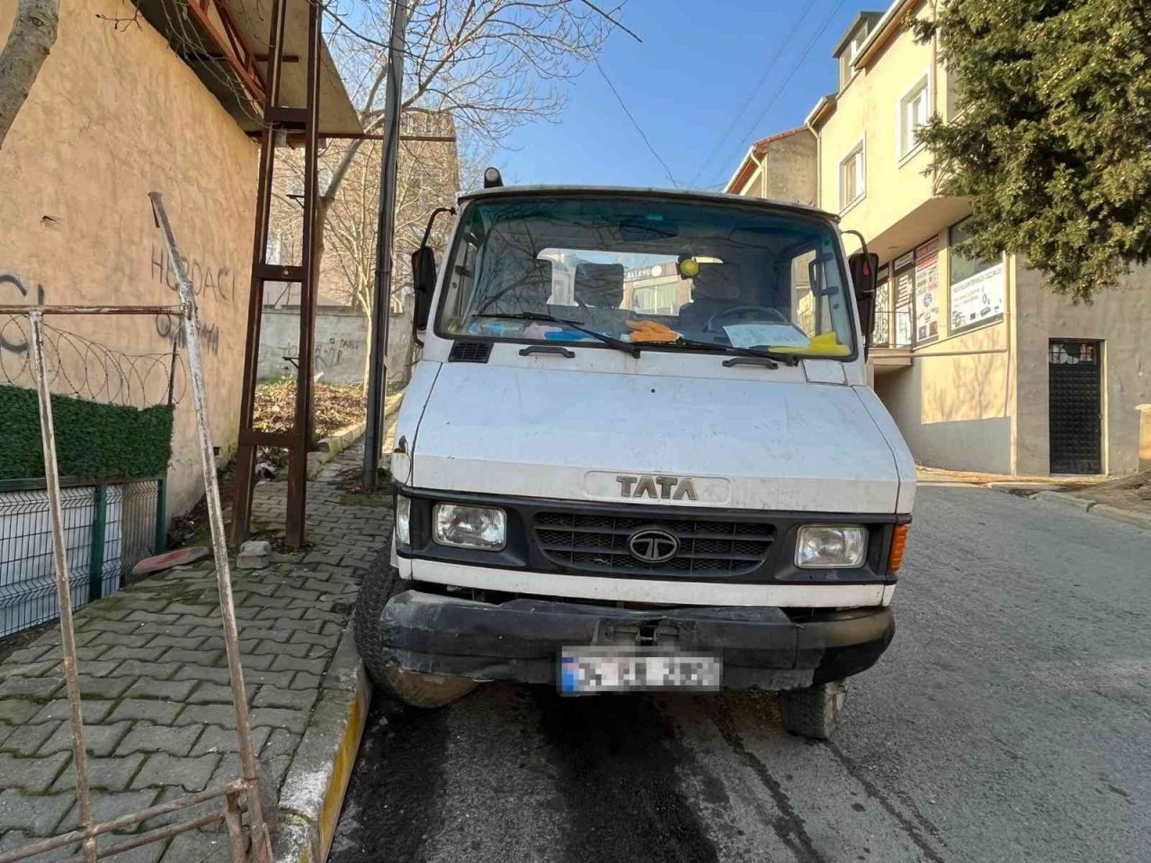 Sancaktepe’de depodan alüminyum profil kesme aleti ile merdiven çalan hurdacı yakalandı