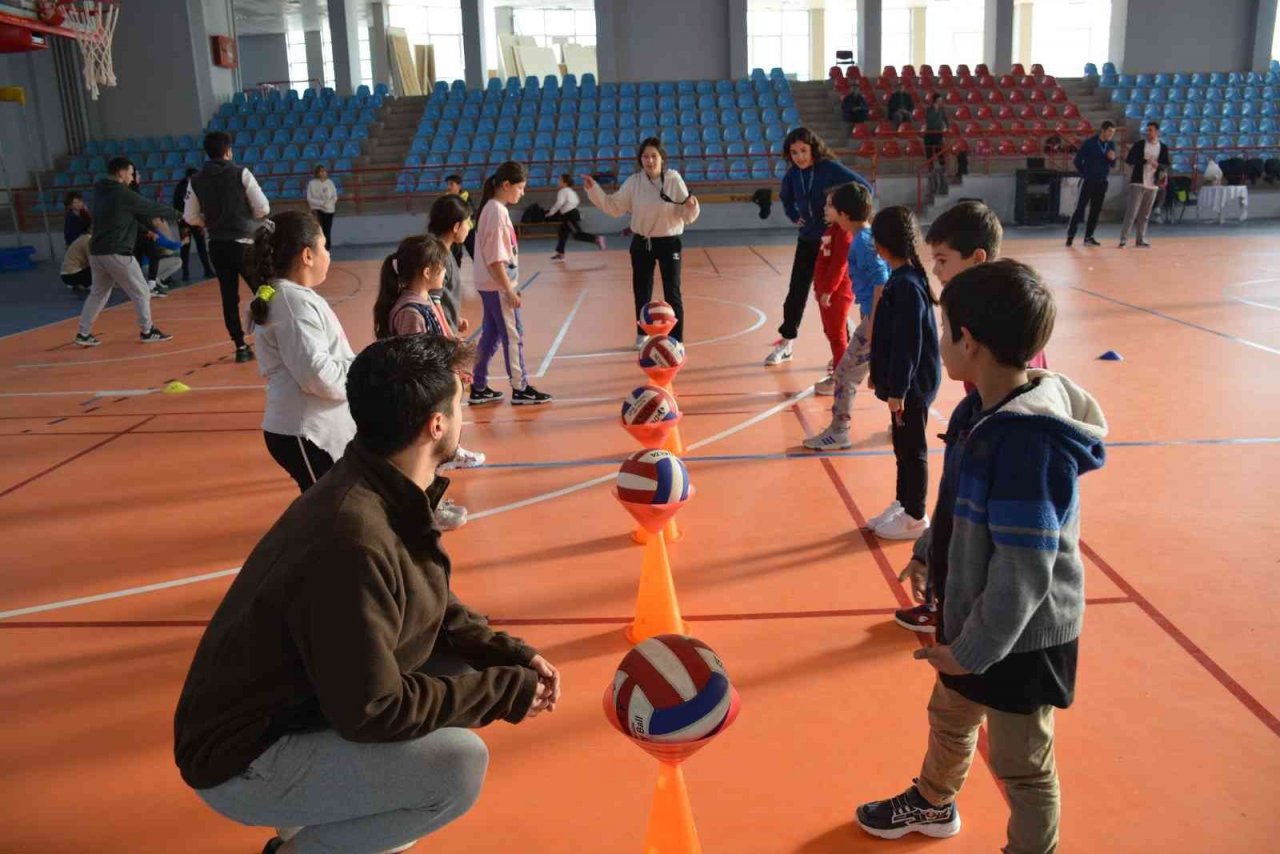 İlkokul öğrencileriyle oynadılar