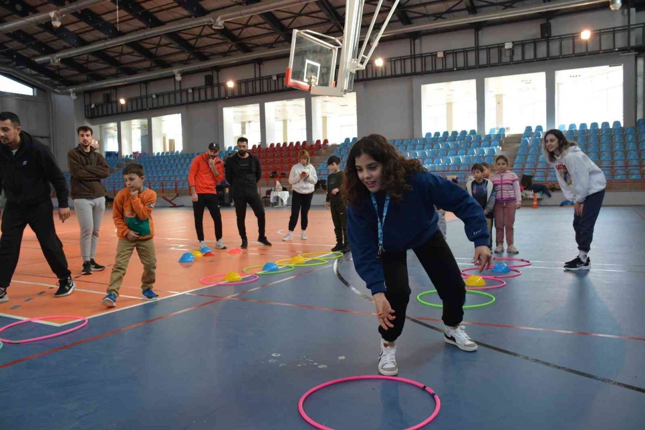 İlkokul öğrencileriyle oynadılar