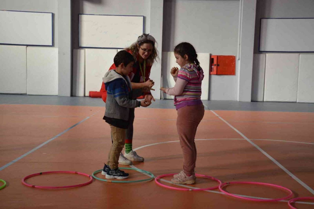 İlkokul öğrencileriyle oynadılar