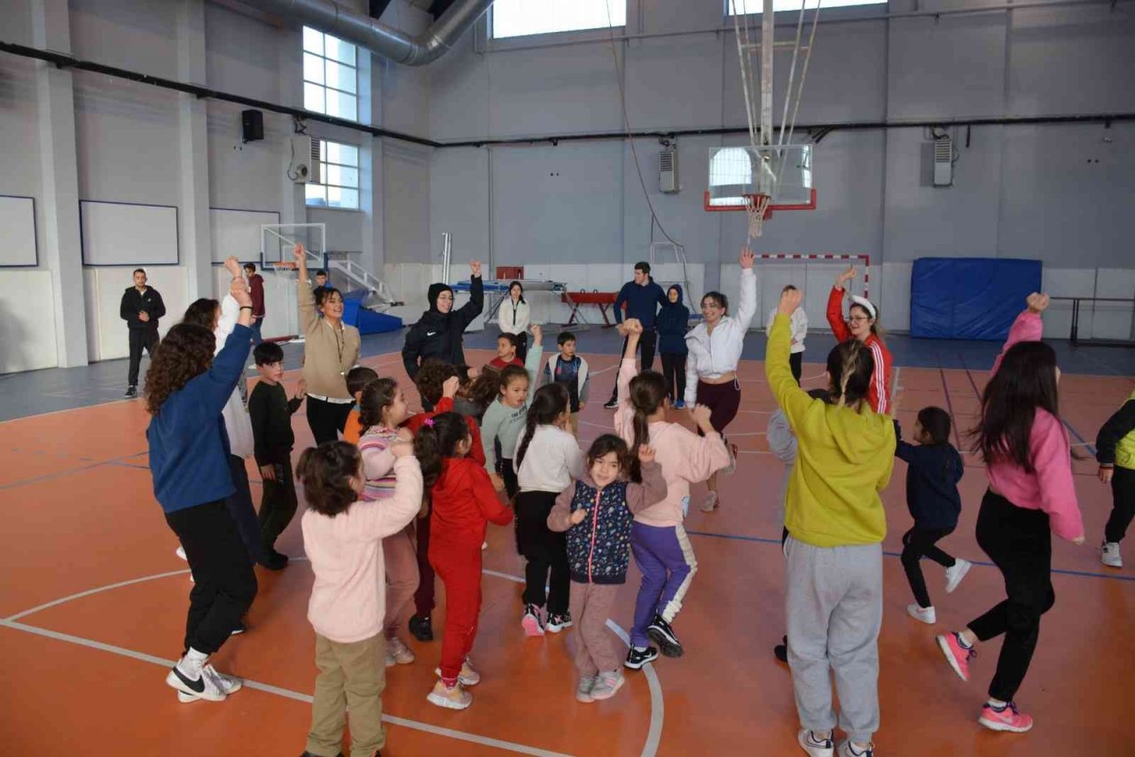 İlkokul öğrencileriyle oynadılar