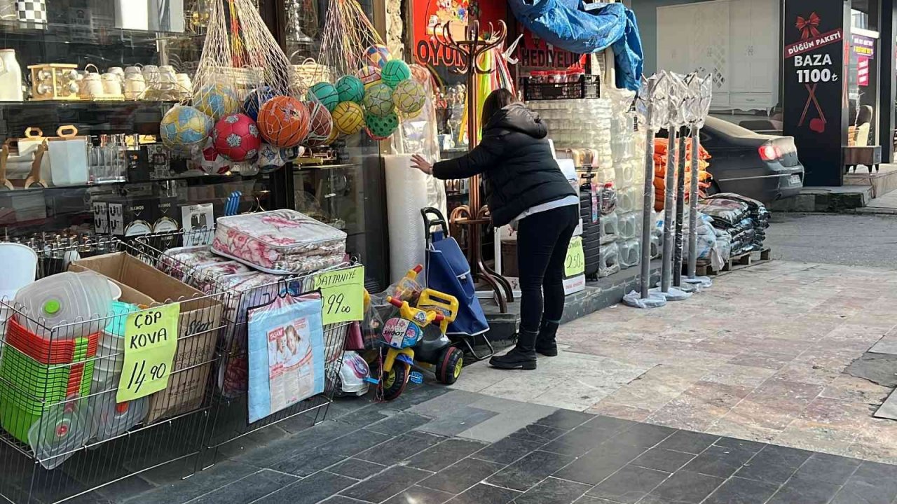 Çocuk hırsız pazar arabasını böyle çaldı