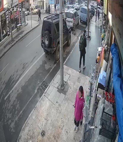 Çocuk hırsız pazar arabasını böyle çaldı