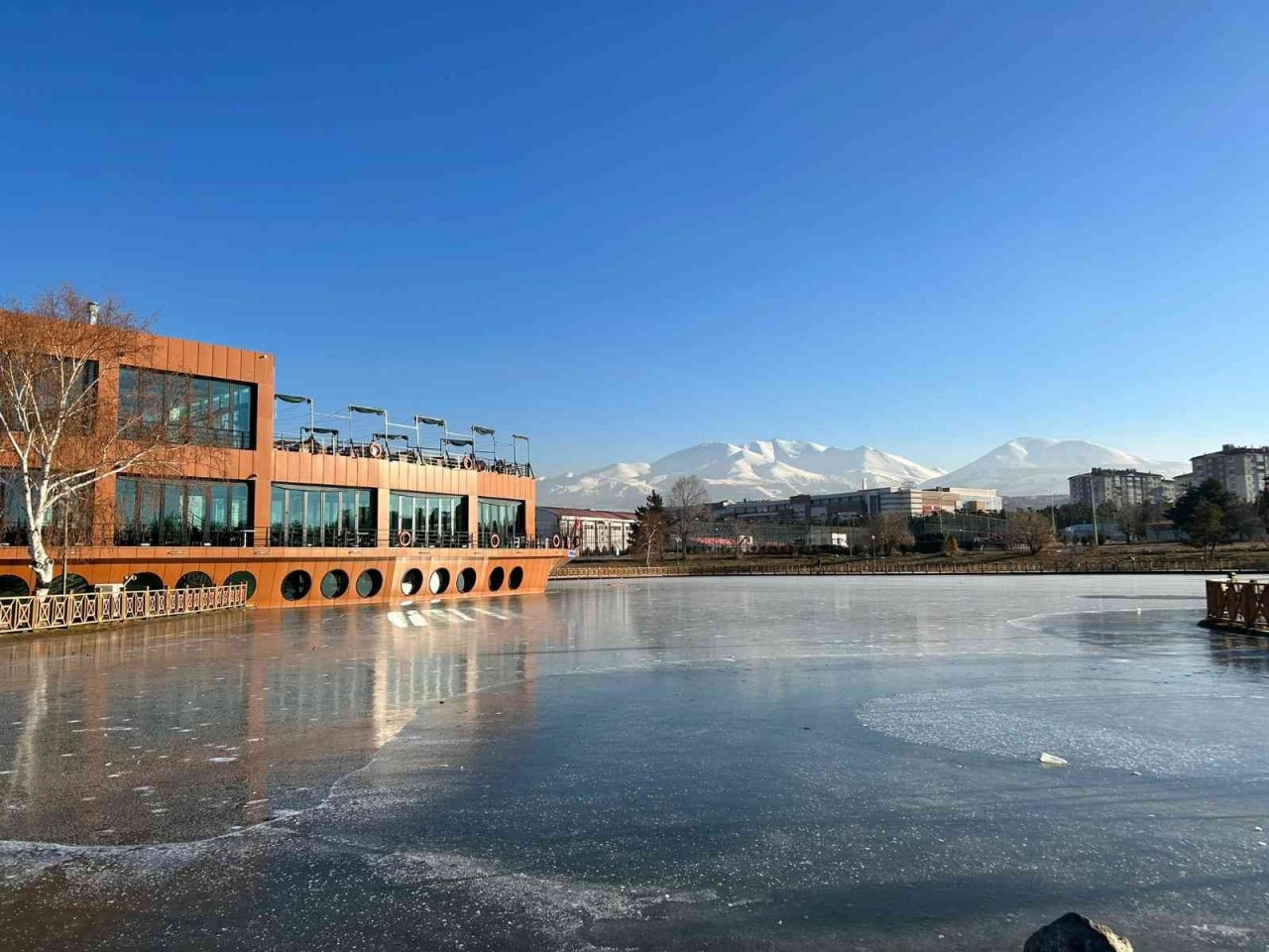 Erzurum’da bir göl, soğuk havanın etkisiyle donarak buz tuttu