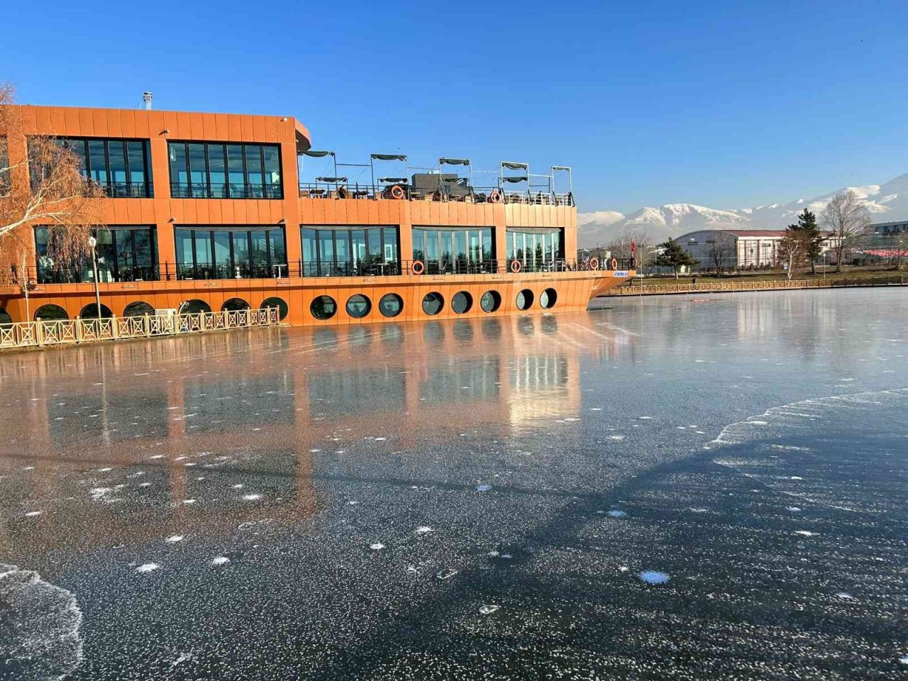Erzurum’da bir göl, soğuk havanın etkisiyle donarak buz tuttu