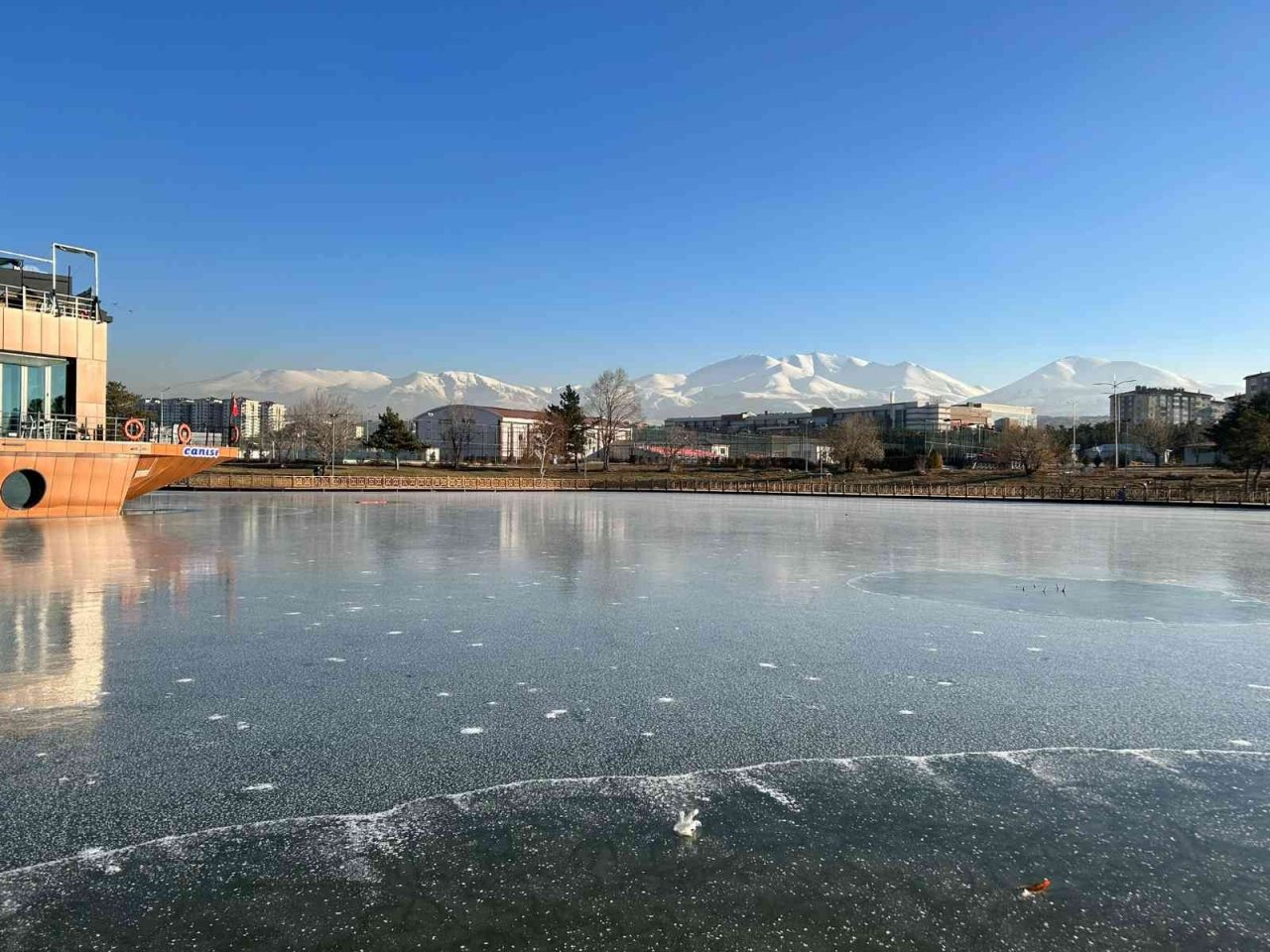 Erzurum’da bir göl, soğuk havanın etkisiyle donarak buz tuttu