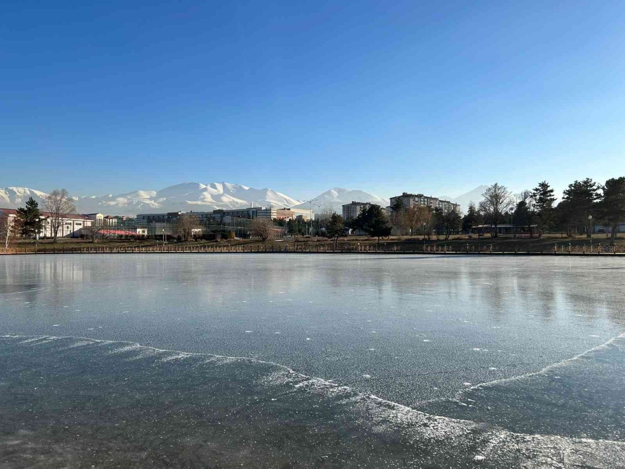 Erzurum’da bir göl, soğuk havanın etkisiyle donarak buz tuttu
