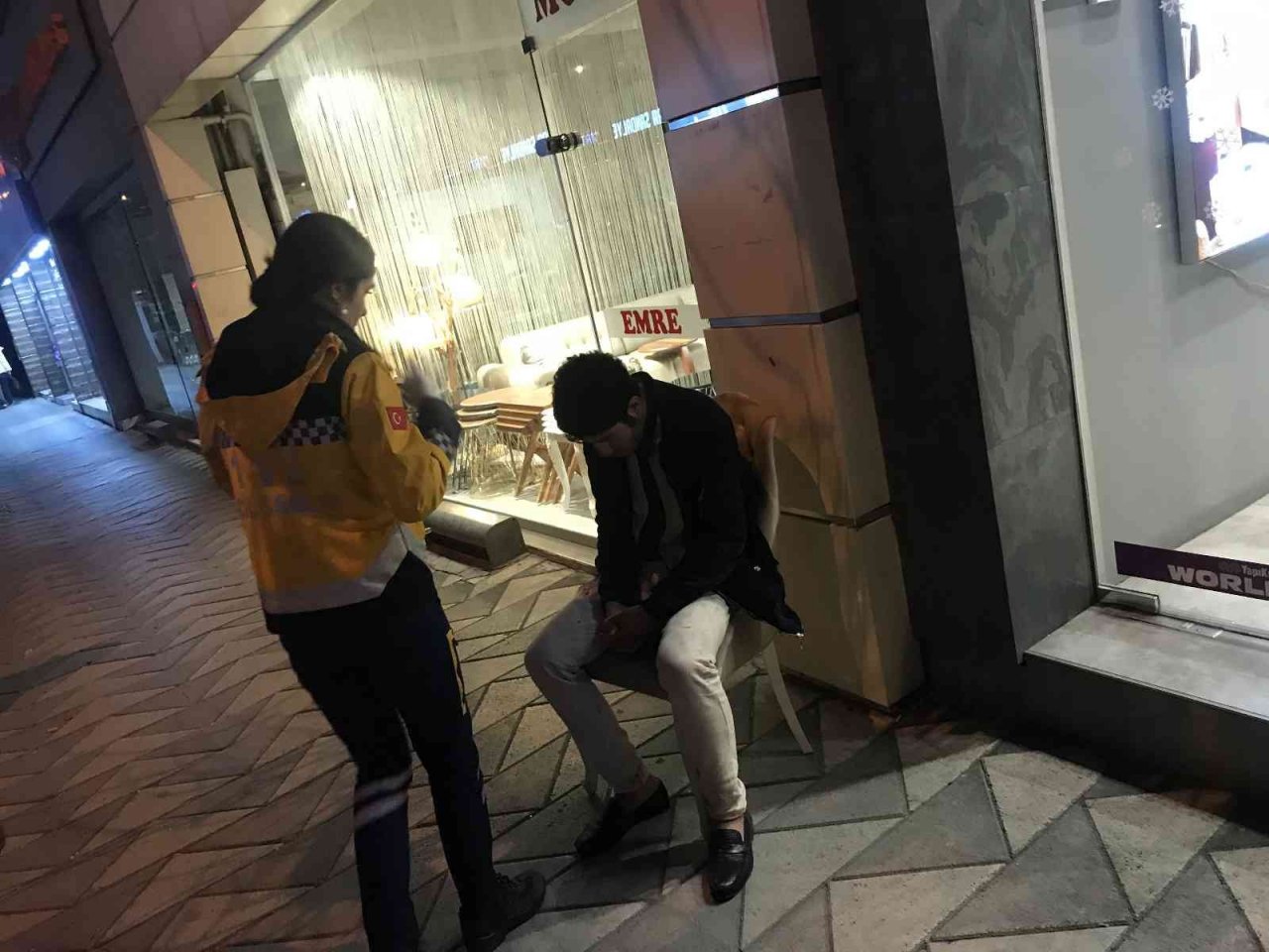 Alkol şişesiyle taksiye binmek isteyince