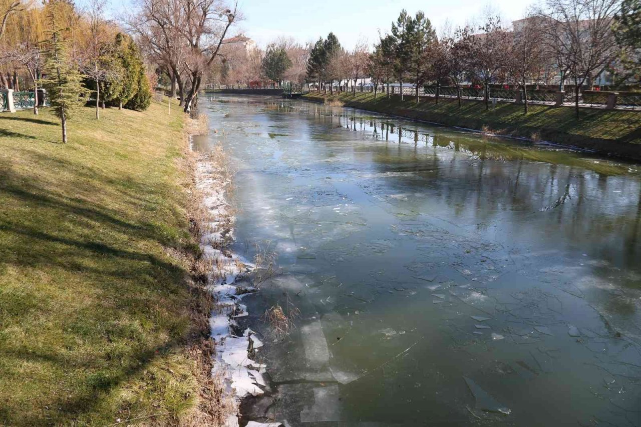Porsuk Çayı’nın yüzeyi buz tuttu