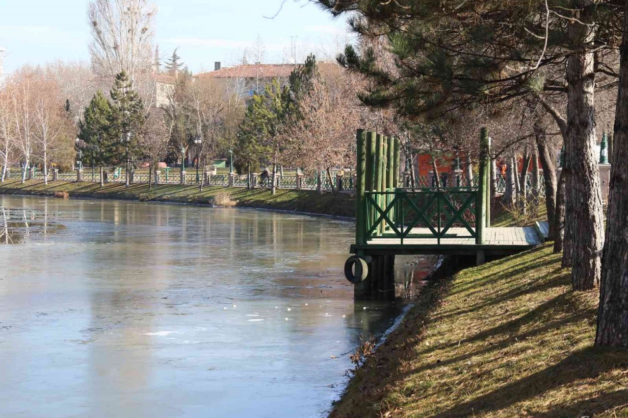 Porsuk Çayı’nın yüzeyi buz tuttu