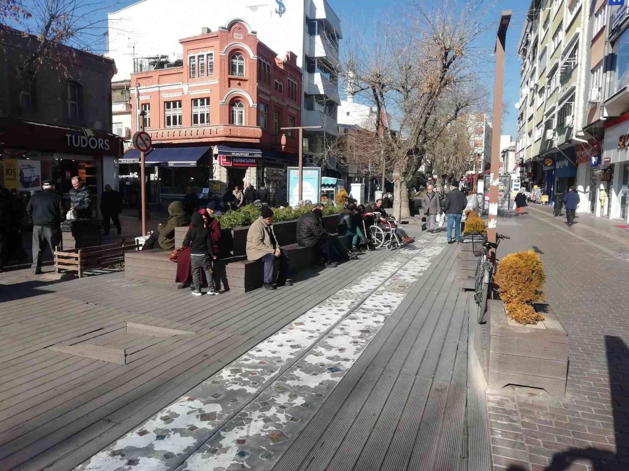 Soğuğa rağmen güneşin tadını çıkardılar