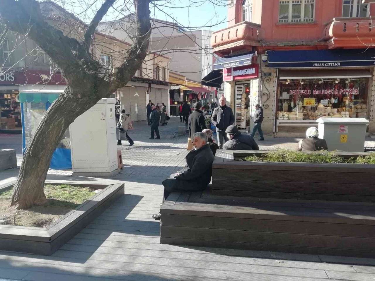 Soğuğa rağmen güneşin tadını çıkardılar