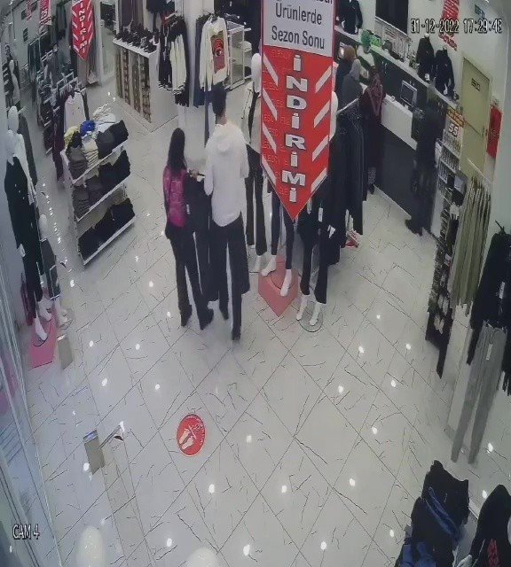 Çocuk hırsız pazar arabasını böyle çaldı