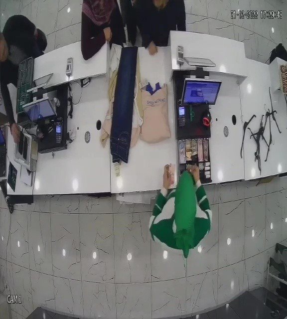 Çocuk hırsız pazar arabasını böyle çaldı