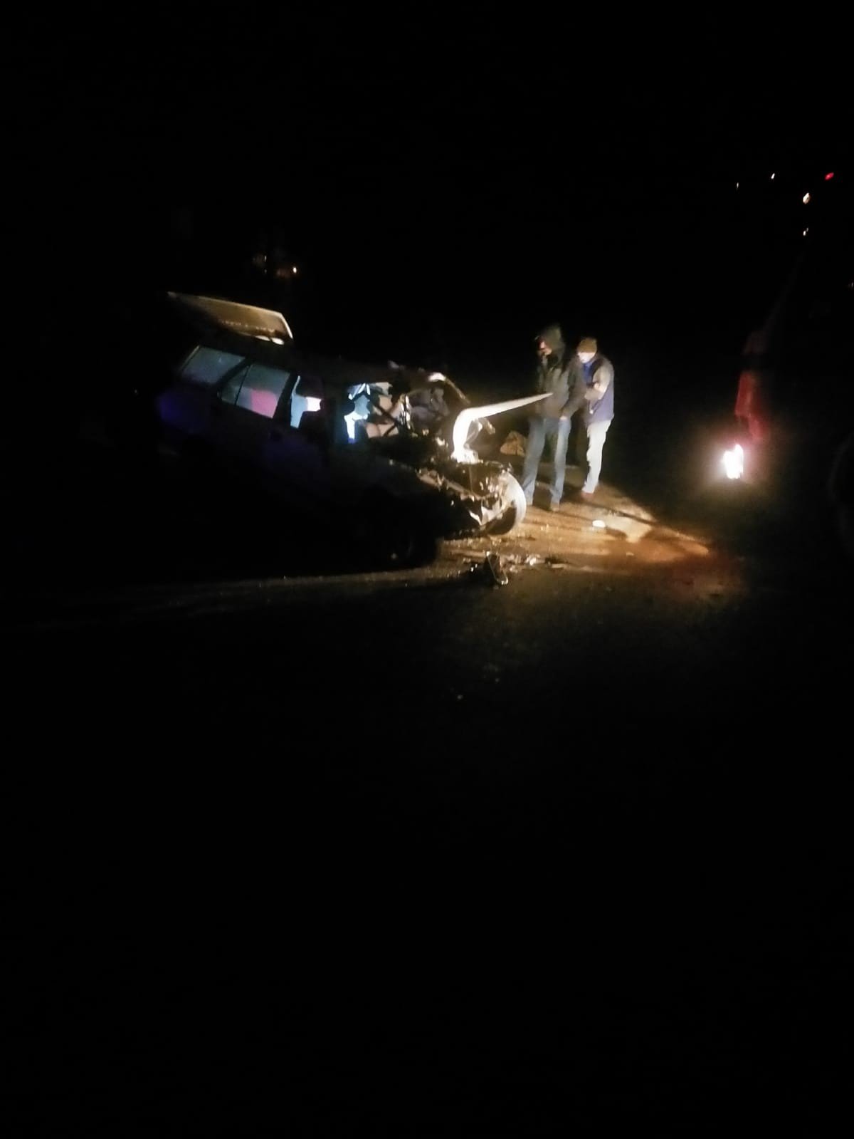 Kamyonla çarpışan otomobil sürücüsü araçta sıkıştı