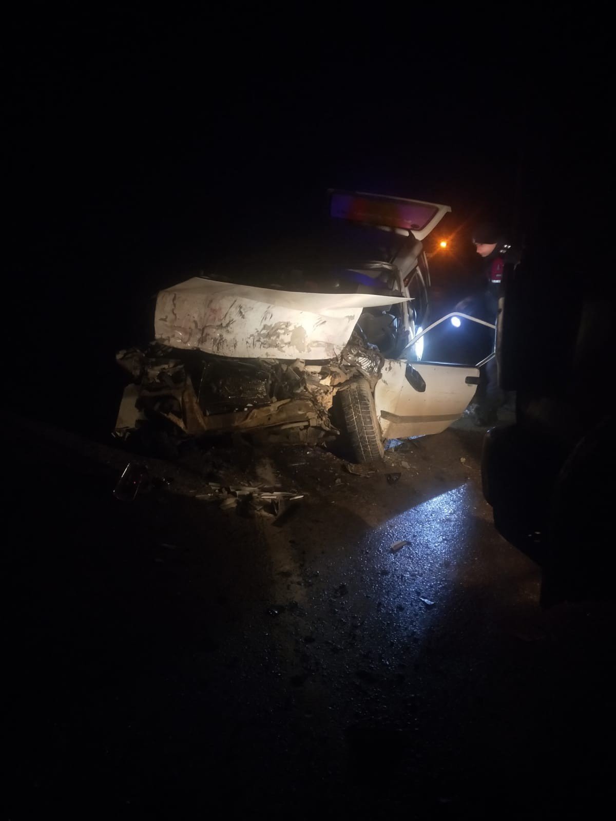 Kamyonla çarpışan otomobil sürücüsü araçta sıkıştı