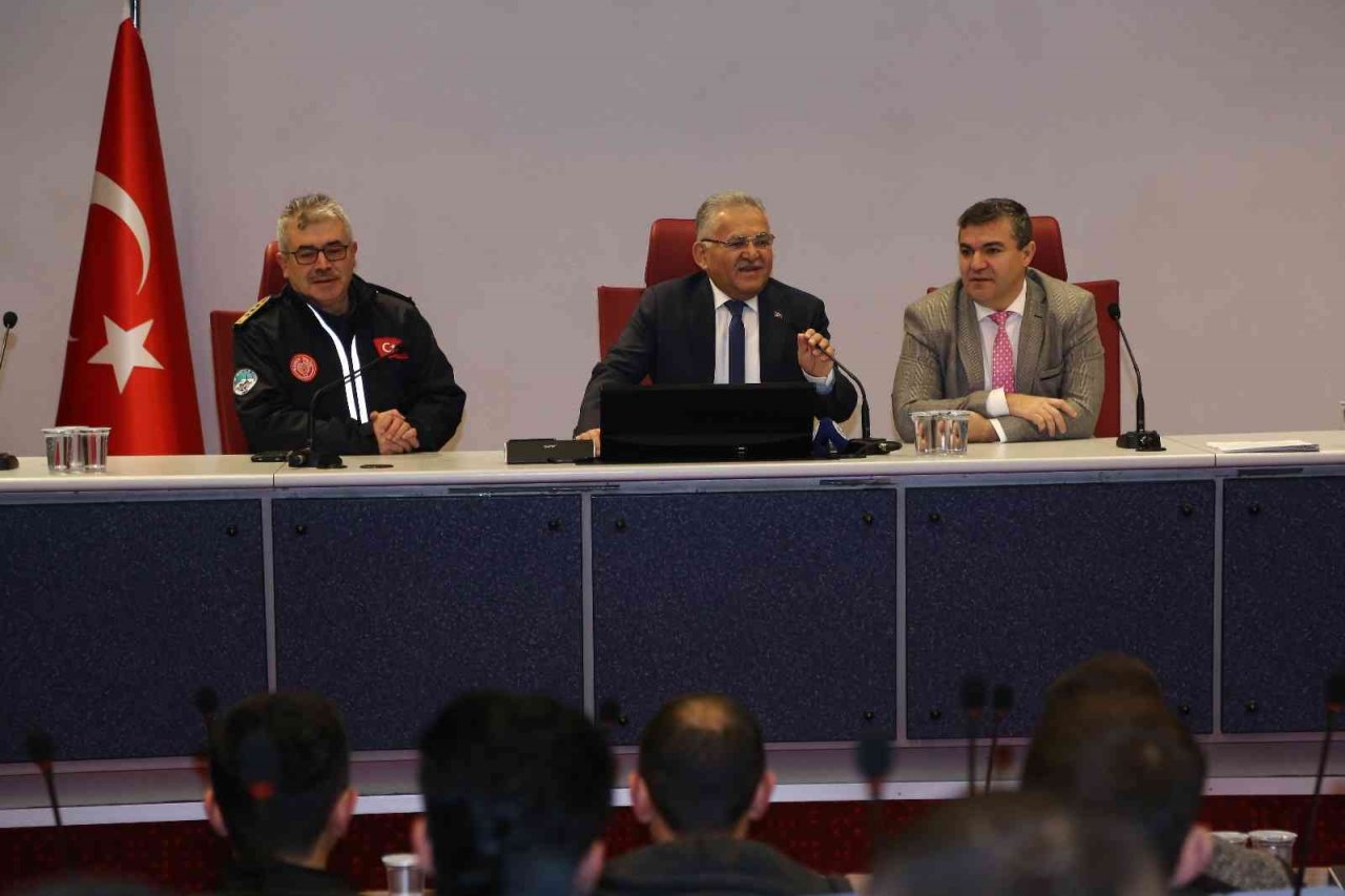 Başkan Büyükkılıç, göreve yeni başlayan itfaiyecilerle bir araya geldi