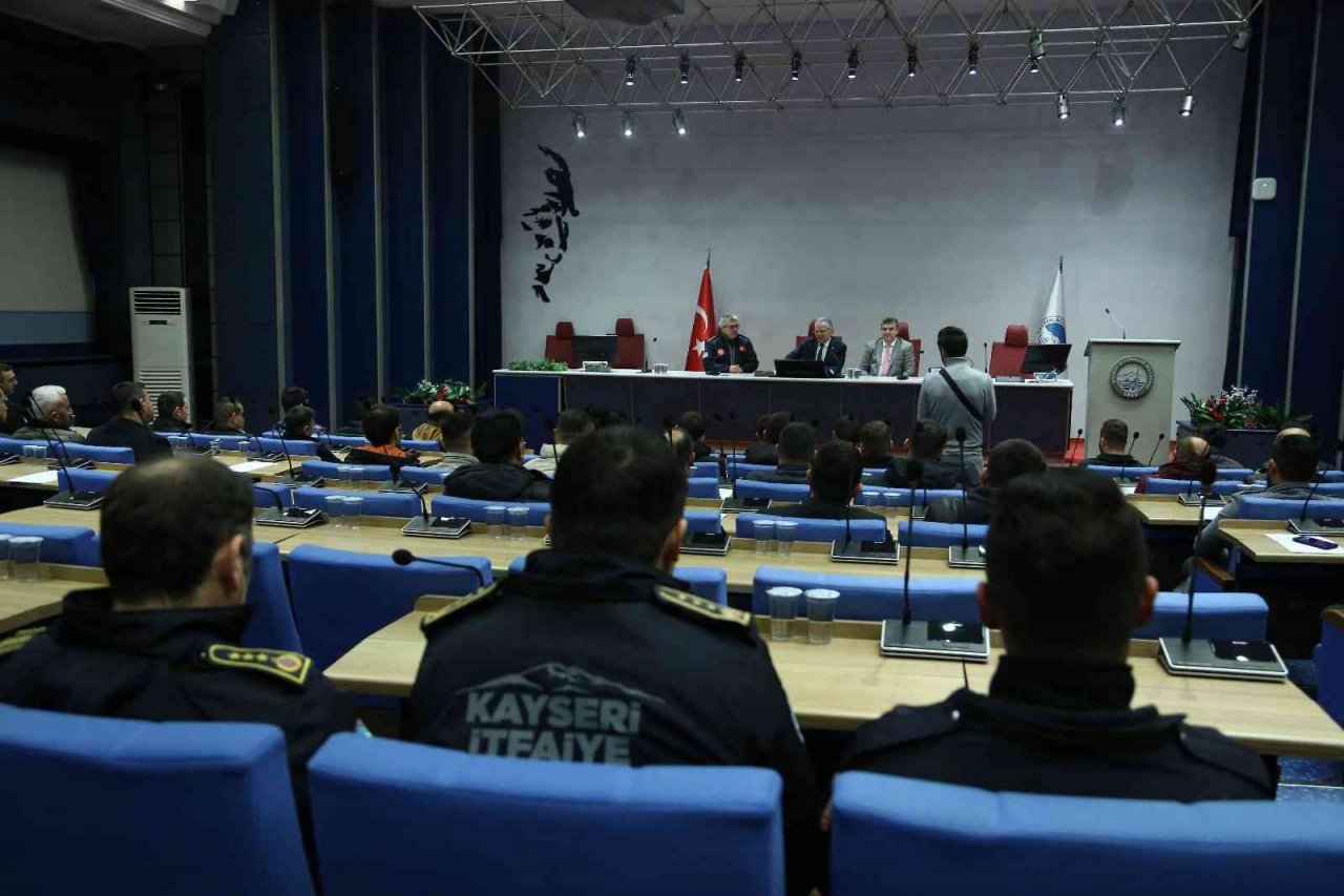 Başkan Büyükkılıç, göreve yeni başlayan itfaiyecilerle bir araya geldi