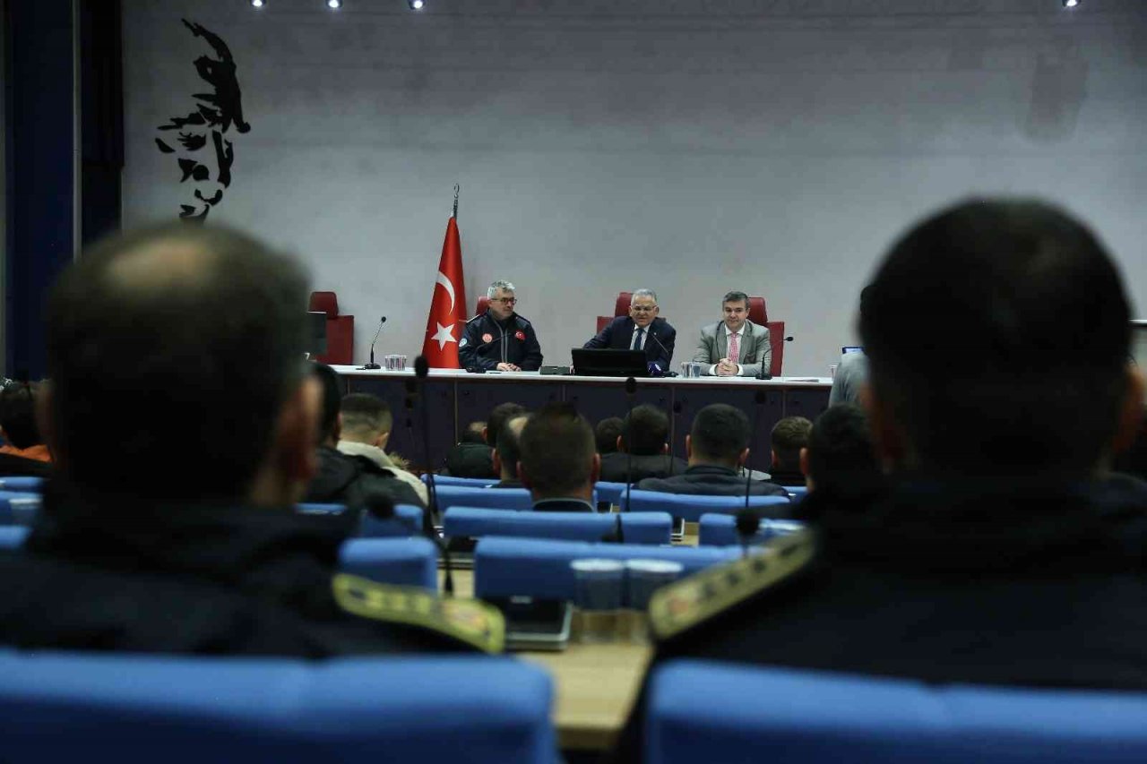 Başkan Büyükkılıç, göreve yeni başlayan itfaiyecilerle bir araya geldi