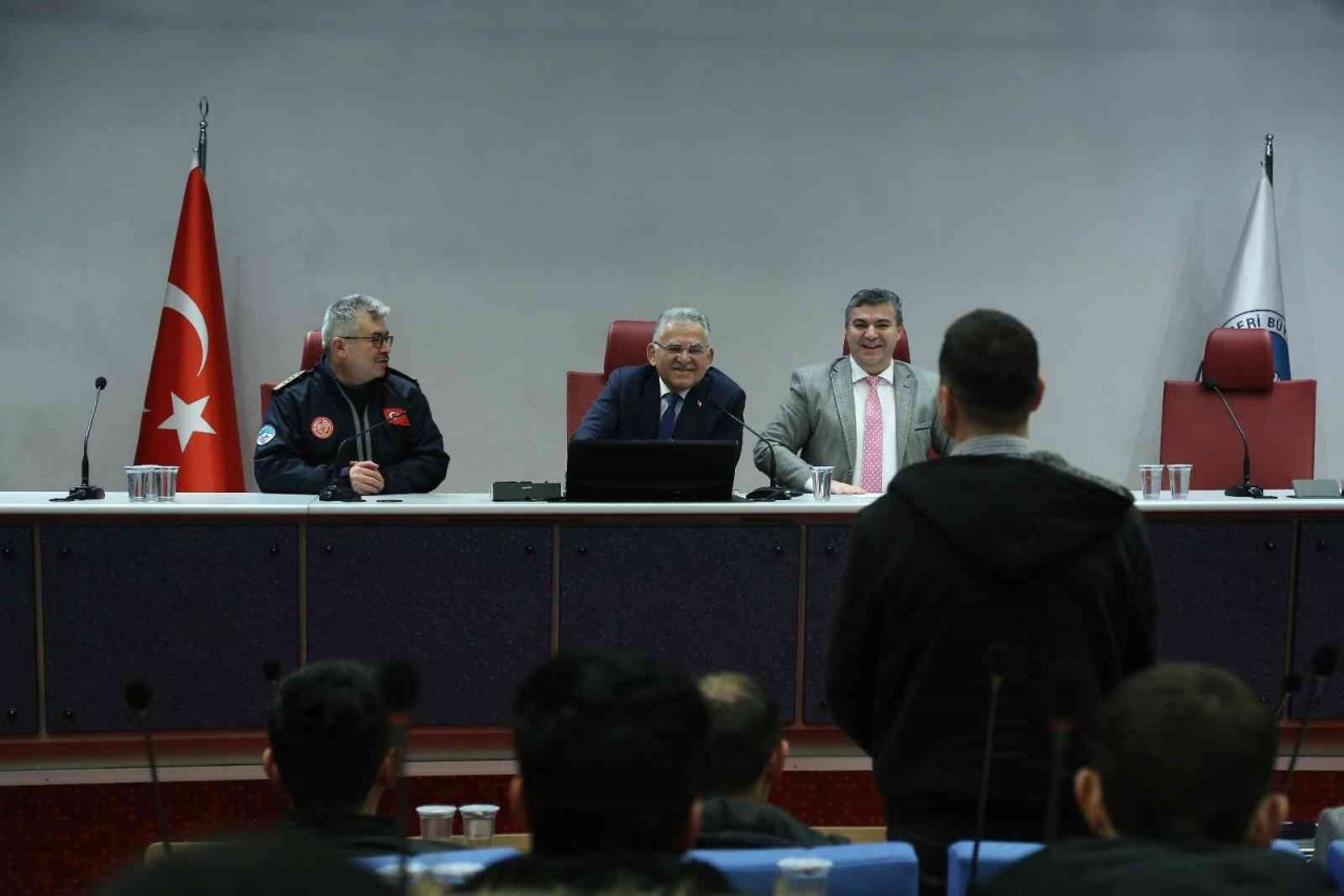 Başkan Büyükkılıç, göreve yeni başlayan itfaiyecilerle bir araya geldi