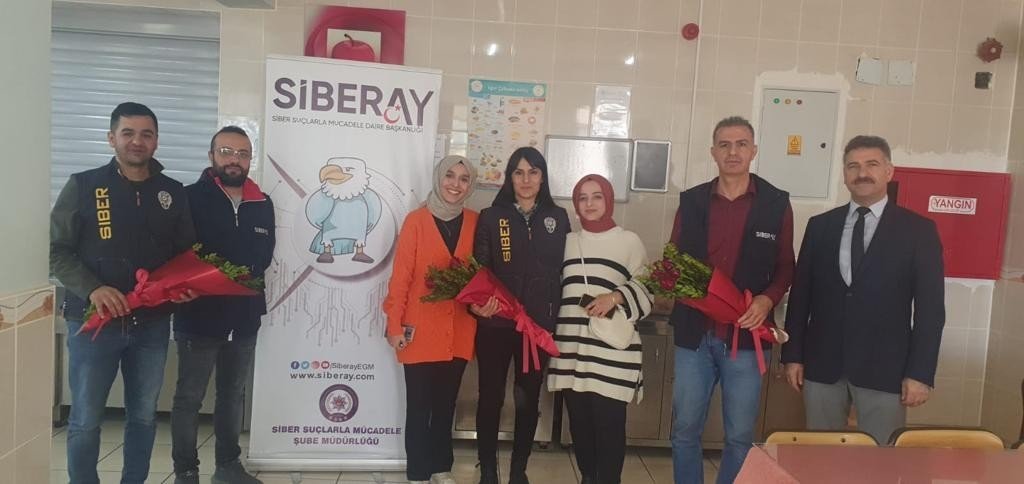 Osmaniye’de polisten siber zorbalık ve teknoloji bağımlılığı eğitimi