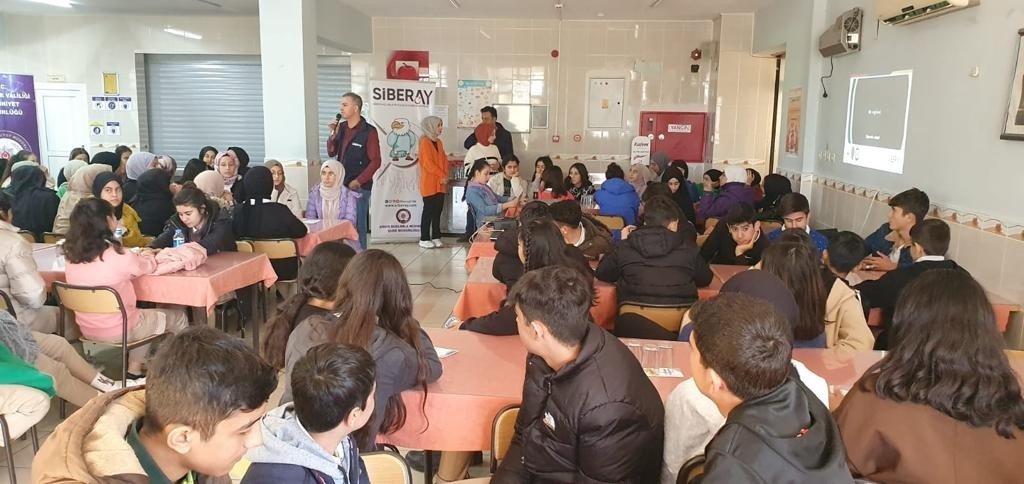 Osmaniye’de polisten siber zorbalık ve teknoloji bağımlılığı eğitimi