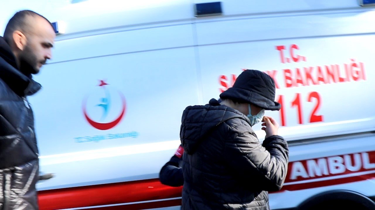 Hafif ticari araç kırmızı ışıkta duran araçlara çarptı: 1 yaralı