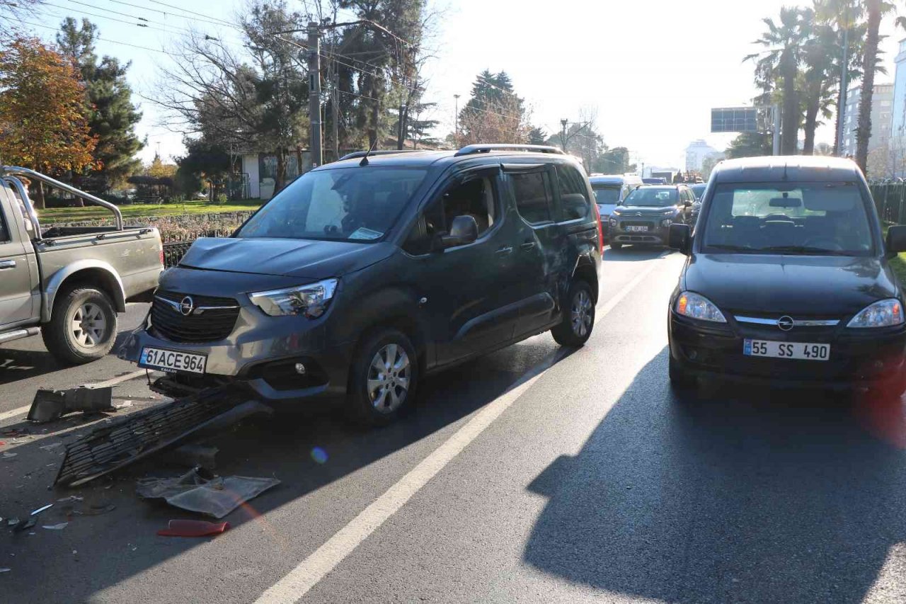 Hafif ticari araç kırmızı ışıkta duran araçlara çarptı: 1 yaralı