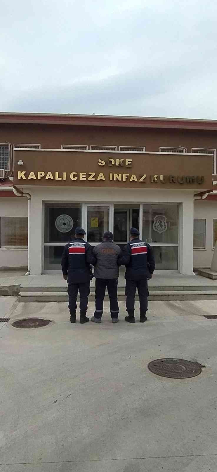 Söke’de 5 aranan şahıs Jandarmadan kaçamadı