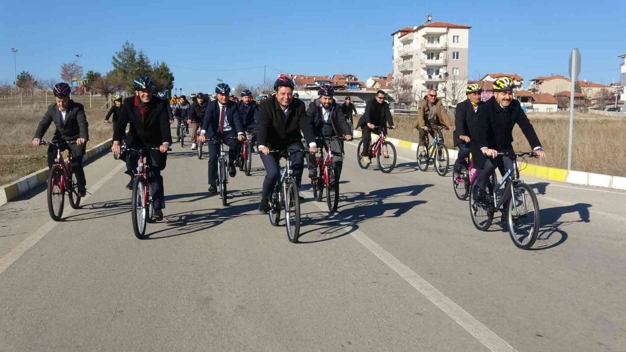 Uşak protokolü farkındalık için bisiklet sürdü