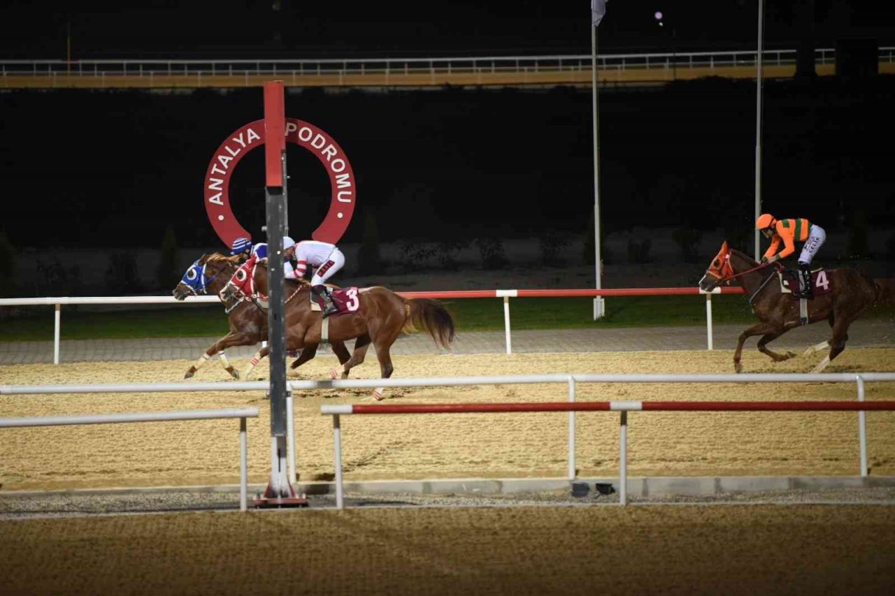 Antalya Hipodromu’nda yılın ilk yarışı “Vali Koşusu” ile gerçekleşti