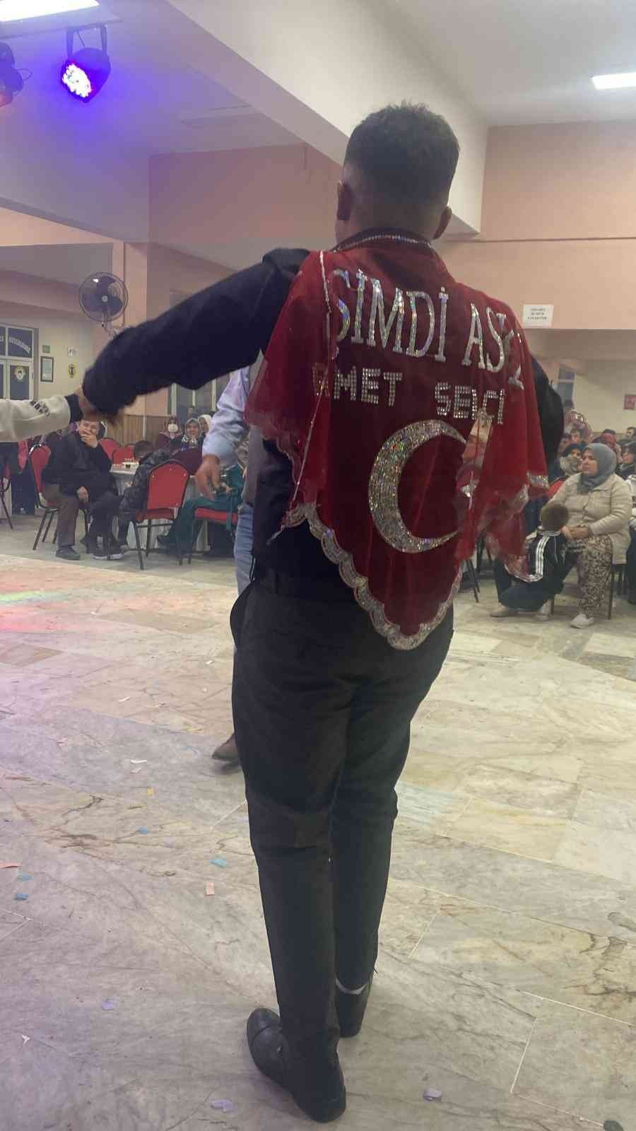 Şuhut’ta kınalı kuzular asker gecesinde moral depoladı