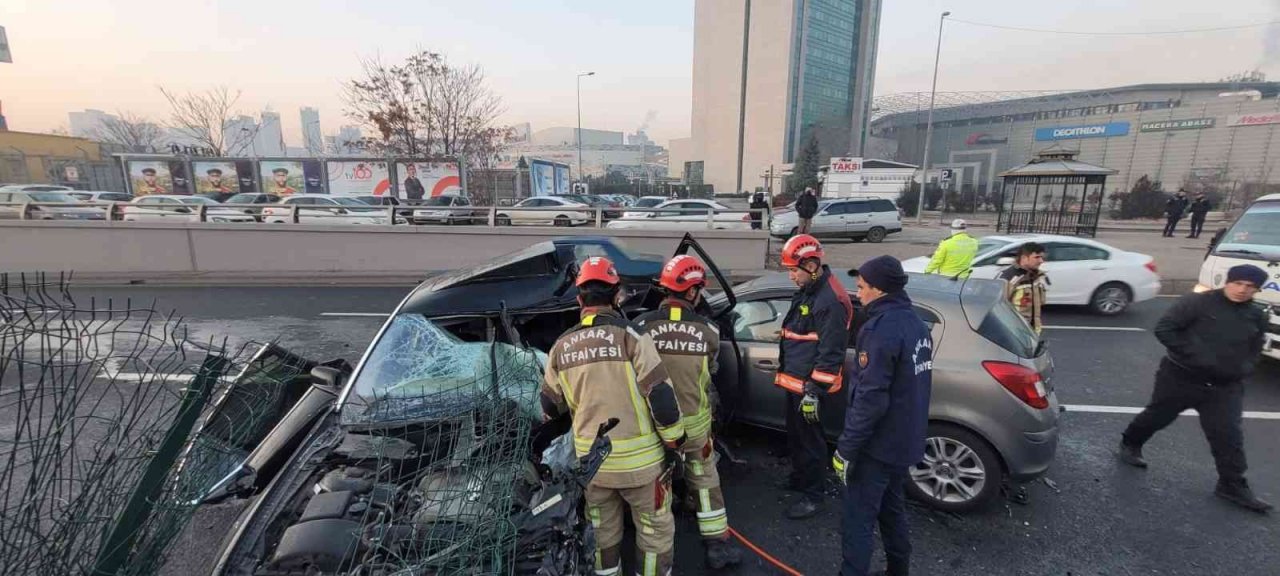 Ankara’da refüje çarpan otomobile başka bir araç çarptı: 1 ölü, 1 yaralı