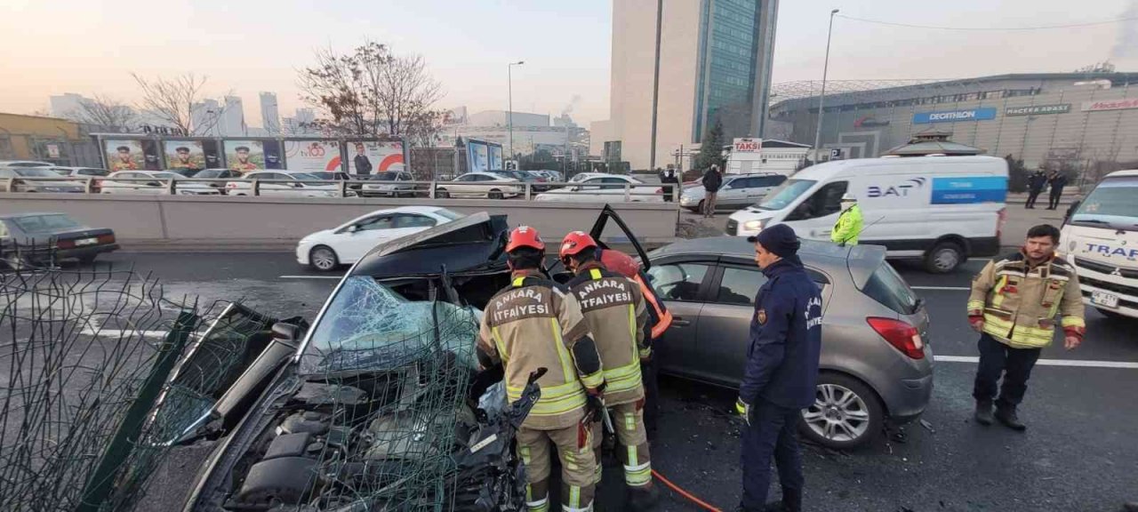 Ankara’da refüje çarpan otomobile başka bir araç çarptı: 1 ölü, 1 yaralı