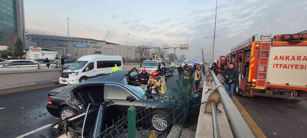 Ankara’da refüje çarpan otomobile başka bir araç çarptı: 1 ölü, 1 yaralı