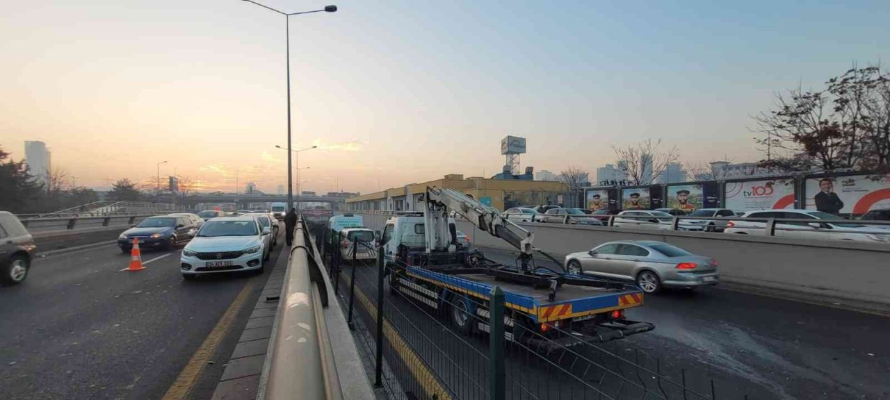 Ankara’da refüje çarpan otomobile başka bir araç çarptı: 1 ölü, 1 yaralı