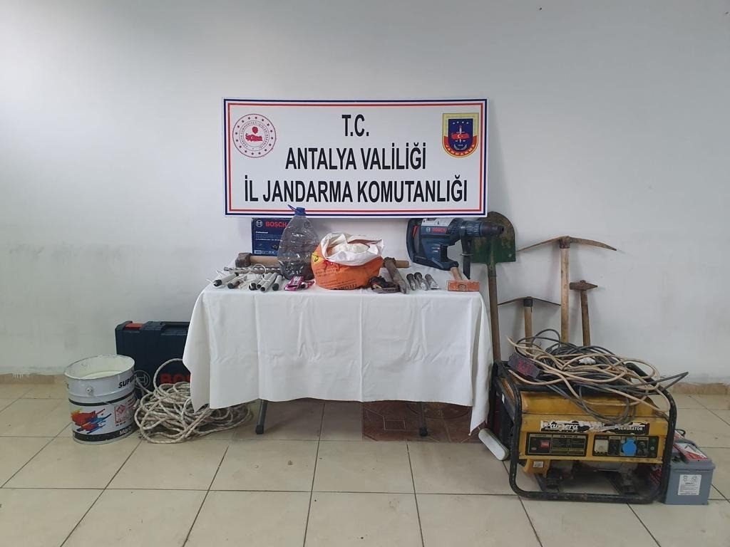 Kaçak kazıya jandarmadan eş zamanlı operasyon: 12 gözaltı