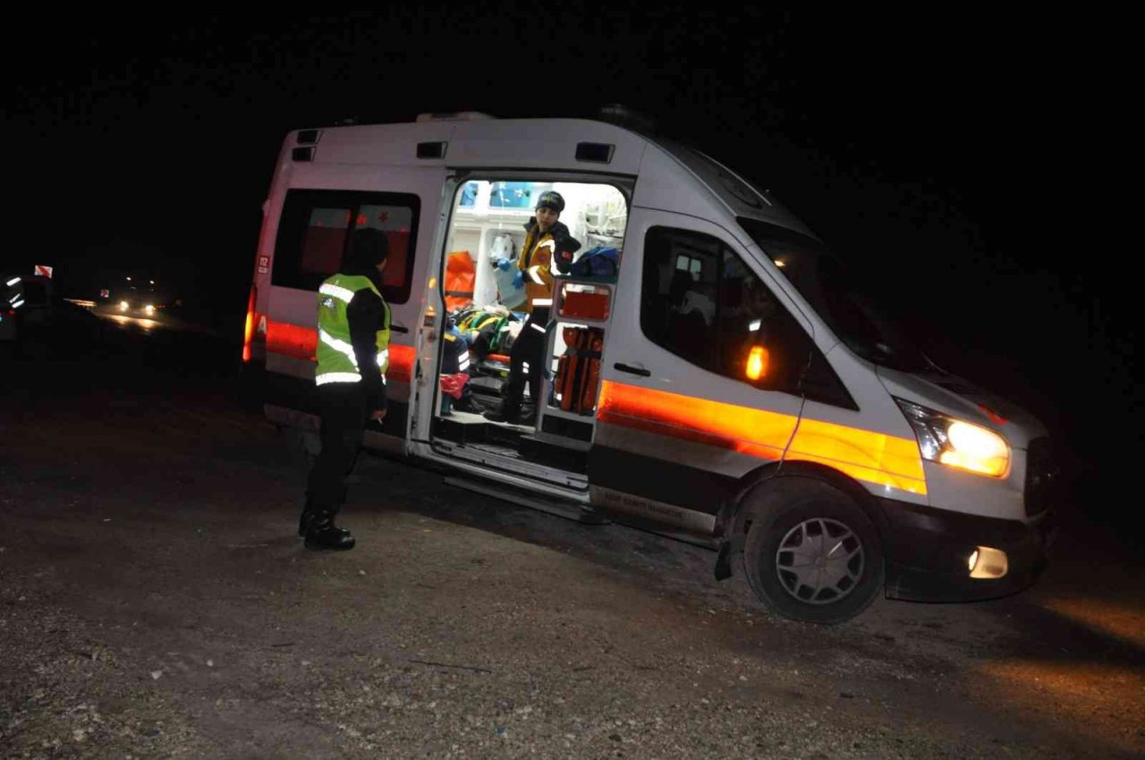 Kontrolden çıkan otomobil 30 metreden yuvarlandı: 2 yaralı