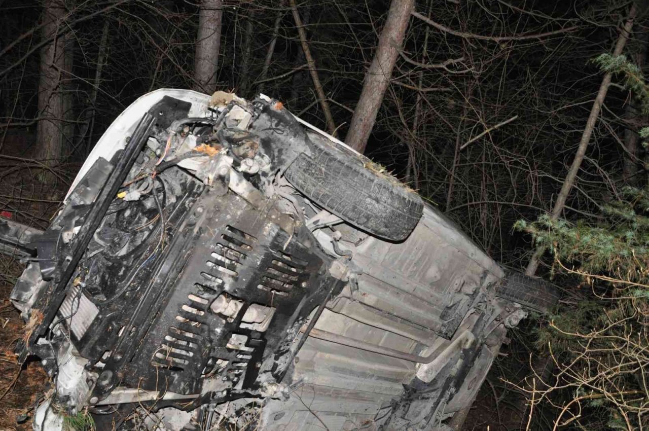 Kontrolden çıkan otomobil 30 metreden yuvarlandı: 2 yaralı