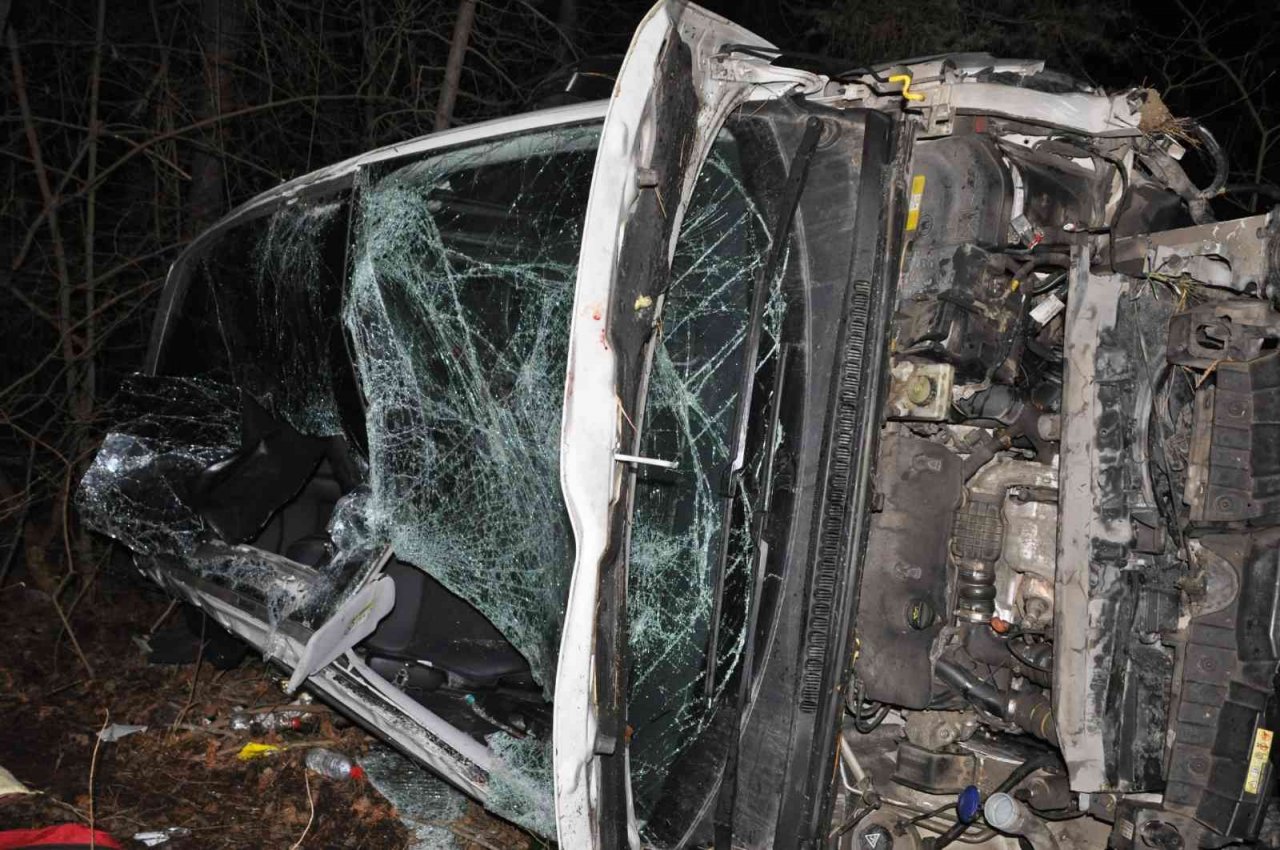 Kontrolden çıkan otomobil 30 metreden yuvarlandı: 2 yaralı